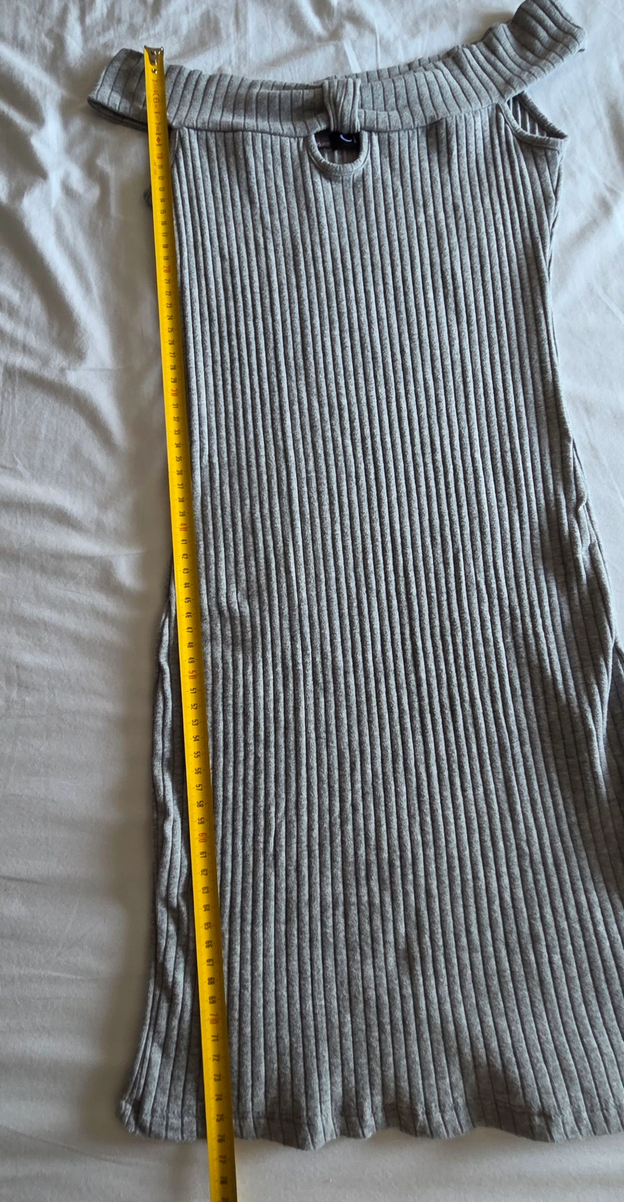 Vestido ajustado gris de punto CH Fashion talla S 36 con hombros descubiertos – photo 10